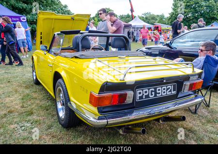 Rückansicht einer Triumph TR6 1972 in Gelb auf der The Reading Motor Show in Reading, Großbritannien Stockfoto