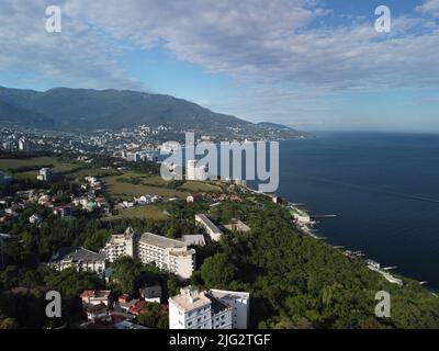 Luftaufnahme des Livadia-Palastes - das Hotel liegt am Ufer des Schwarzen Meeres im Dorf Livadia in der Region Jalta der Krim. Livadia Palace war ein Stockfoto