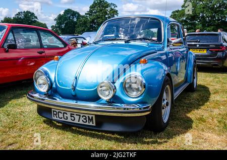 Vorderansicht eines Volkswagen Beetle VW 1303 S aus dem Jahr 1973 in Blau auf der Motorshow in Reading, Großbritannien Stockfoto
