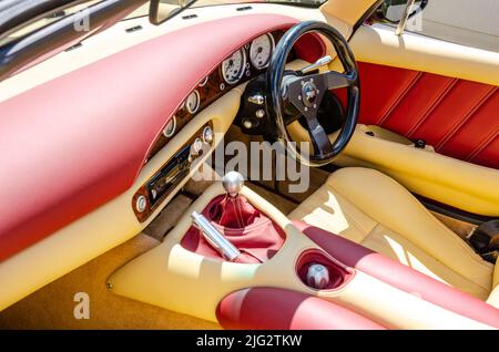 Interieur aus rotem und cremefarbenem Leder mit Lenkrad, Schalthebel und anderen Bedienelementen einer TVR-Chimera auf der Motorshow in Reading, Großbritannien Stockfoto