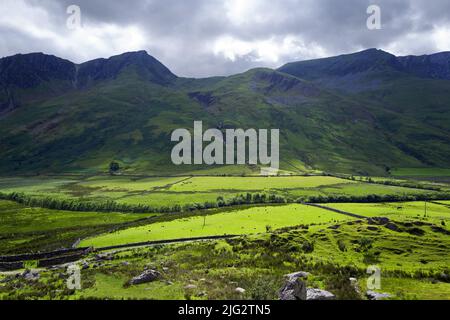Nant Ffrancon ist ein steiles Gletschertal zwischen dem Glyderau- und dem Carneddau-Gebirge in Snowdonia. Foel Goch ist im Hintergrund. Stockfoto