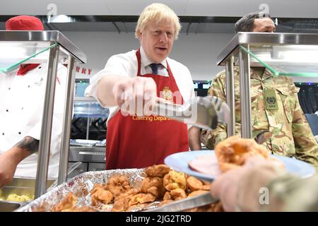 Datei-Foto vom 21/12/2019 von Premierminister Boris Johnson, der während eines eintägigen Besuchs im Baltikum britischen Truppen in Estland ein Weihnachtsessen serviert. Boris Johnson wird seinen Rücktritt heute, wahrscheinlich vor Mittag, öffentlich bekannt geben, berichtet die BBC. Ausgabedatum: Donnerstag, 7. Juli 2022. Stockfoto