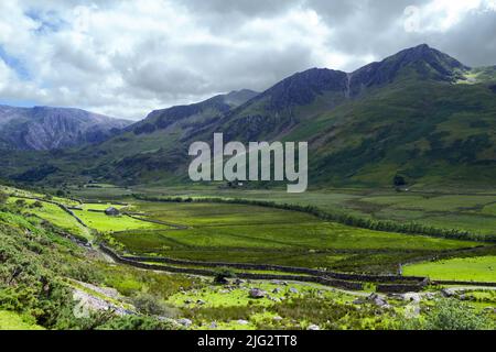 Nant Ffrancon ist ein steiles Gletschertal zwischen dem Glyderau- und dem Carneddau-Gebirge in Snowdonia. Foel Goch ist im Hintergrund. Stockfoto