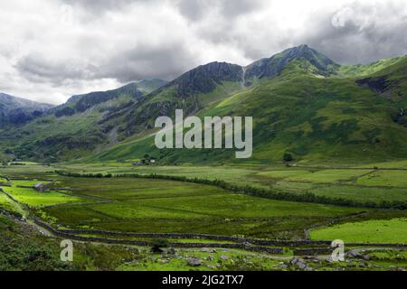Nant Ffrancon ist ein steiles Gletschertal zwischen dem Glyderau- und dem Carneddau-Gebirge in Snowdonia. Foel Goch ist im Hintergrund. Stockfoto