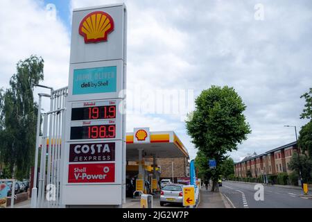 London - Juni 2022: London - Shell Service Tankstellenschild und Preise Stockfoto