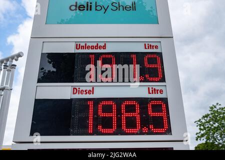 London - 2022. Juni: Schild und Preise für die Shell-Tankstelle Stockfoto