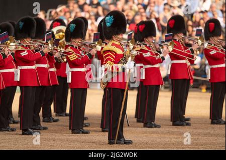 Horse Guards Parade, London, Großbritannien. 6. Juli 2022. Das Military Musical Spectacular 2022 der britischen Armee bringt die weltweit bekannten Massed Bands der Household Division auf der Horse Guards Parade zusammen, um die Queen und den Commonwealth in ihrem Platin-Jubiläumsjahr zu feiern. Drei Nächte lang in London, am 5.., 6.., 7.. Juli 2022, vom 7,30pm. - 9pm. Das Live-Konzert im Freien zeigt einige der talentiertesten Militärmusiker der britischen Armee. Kredit: Malcolm Park/Alamy Stockfoto