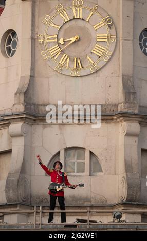 Horse Guards Parade, London, Großbritannien. 6. Juli 2022. Das Military Musical Spectacular 2022 der britischen Armee bringt die weltbekannten Massed Bands der Household Division auf der Horse Guards Parade zusammen, um die Queen und den Commonwealth in ihrem Platin-Jubiläumsjahr zu feiern. Bild: Aufführung der Queen-Hits vom Uhrenturm der Horse Guards Parade während der Abendveranstaltung. Kredit: Malcolm Park/Alamy Stockfoto