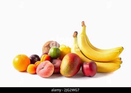 Sortiment tropischer Früchte isoliert auf weißem Hintergrund. Kokosnuss, Bananen, Mango, Orange, Limette, Zitrone, Pfirsiche, Aprikosen und Pflaumen. Stockfoto