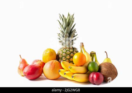 Sortiment tropischer Früchte isoliert auf weißem Hintergrund. Ananas, Kokosnuss, Bananen, Mango, Apfel, Limette, Zitrone, Grapefruit und Pflaume. Stockfoto