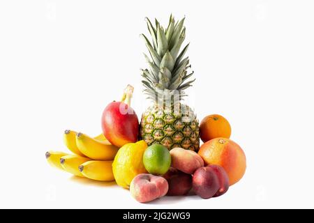 Sortiment tropischer Früchte isoliert auf weißem Hintergrund. Ananas, Bananen, Mango, Ime, Zitrone, Pfirsiche. Stockfoto