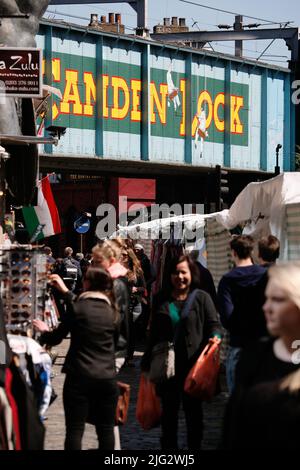 London, Großbritannien - 20. April 2013: Blick auf die Straße des Camden Market, Menschenmassen in Camden Town, auch Camden Lock genannt. Der Markt ist einer der populärsten Stockfoto