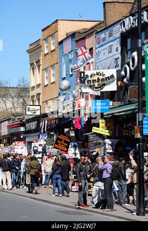 London, Großbritannien - 20. April 2013: Blick auf die Straße des Camden Market, Menschenmassen in Camden Town, auch Camden Lock genannt. Der Markt ist einer der populärsten Stockfoto