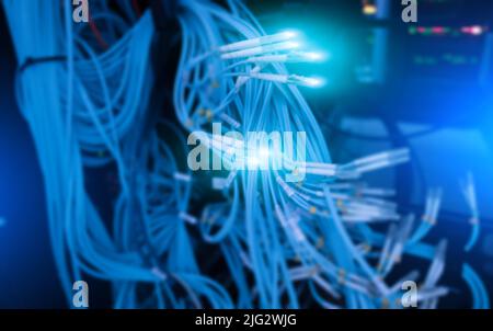 Viele Opikalkabel im Rechenzentrum. Stockfoto