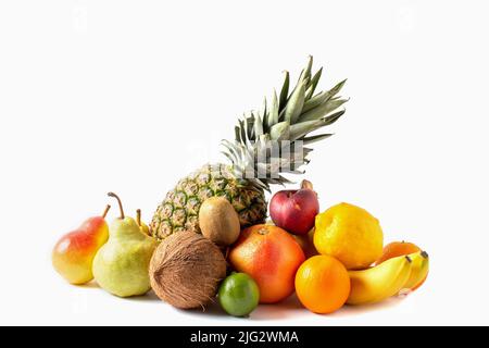 Sortiment tropischer Früchte isoliert auf weißem Hintergrund. Ananas, Kokosnuss, Bananen, Mango, Kiwi, Limette, Zitrone, Birnen, Grapefruit Stockfoto