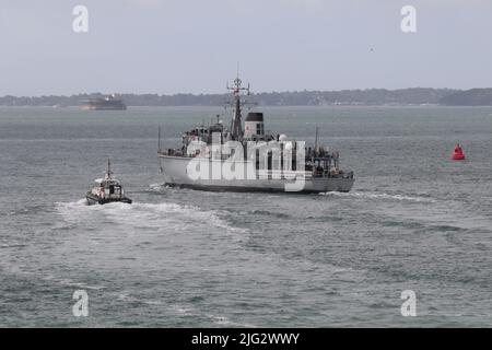 HMS BROCKLESBY wechselt den Kurs, wenn sie den Hafen verlässt und sich in Begleitung eines Piloten der Admiralität in den Solent aufmacht Stockfoto