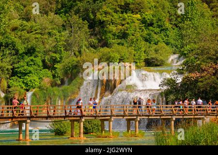 Die Krka-Wasserfälle oberhalb von Skradin im Nationalpark Krka, Mitteldalmatien, Kroatien. Kürzlich haben die Parkbehörden das Schwimmen in den Wasserbecken der Wasserfälle verboten. Stockfoto