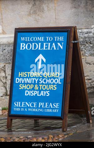 Willkommen im Bodleian Historic Quad Divinity School Shop & Tours Displays Schild in Oxford, Oxfordshire UK an einem regnerischen Tag im August Stockfoto