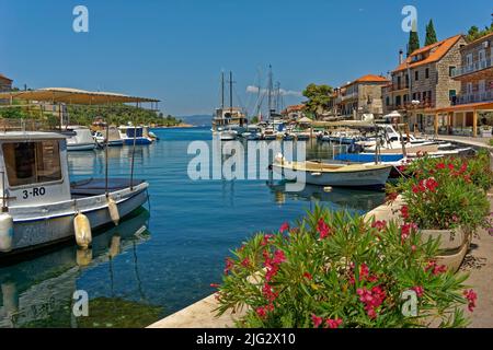 Binnenhafen im Dorf Stomorska auf der Insel Solta, Kroatien. Stockfoto