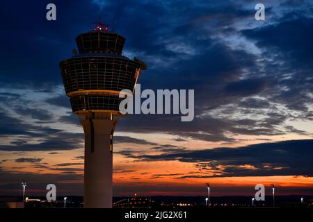 Tower, Flughafen München, Sonnenuntergang, Sonnenaufgang, Übersicht, Himmel, Dämmerung, Terminal, Aussicht, München, Freising, Deutschland, Stockfoto