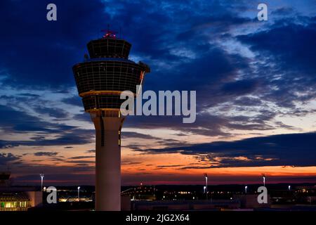 Tower, Flughafen München, Sonnenuntergang, Sonnenaufgang, Übersicht, Himmel, Dämmerung, Terminal, Aussicht, München, Freising, Deutschland, Stockfoto