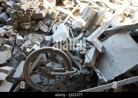 Nicht exklusiv: CHARKIW, UKRAINE - 6. JULI 2022 - Schutt bedeckt den Boden auf dem Gelände der Hryhorii Skovoroda Nationalen Pädagogischen Universität ru Stockfoto