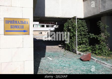 Nicht exklusiv: KHARKIV, UKRAINE - 6. JULI 2022 - Ein Schild zeigt auf das Aufnahmebüro an der Hryhorii Skovoroda National Pädagogical University affec Stockfoto