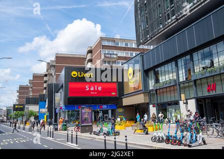 London - Juni 2022: Livat Hammersmith, ein Einkaufszentrum und Bürokomplex an der King Street im Westen Londons Stockfoto