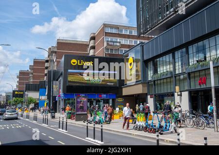 London - Juni 2022: Livat Hammersmith, ein Einkaufszentrum und Bürokomplex an der King Street im Westen Londons Stockfoto