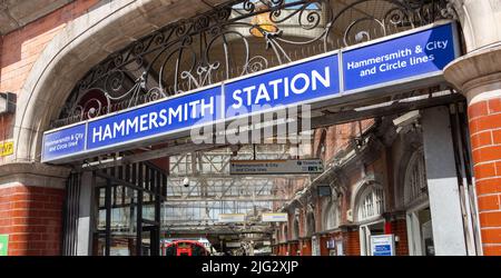 London - 2022. Juni: Eingang zur Hammersmith Station in West London, die den Circle und die Hammersmith & City Line bedient. Stockfoto