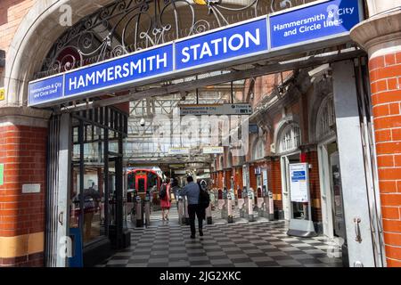 London - 2022. Juni: Eingang zur Hammersmith Station in West London, die den Circle und die Hammersmith & City Line bedient. Stockfoto