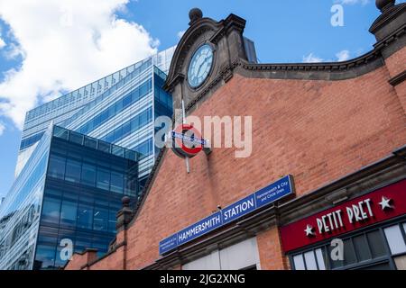 London - 2022. Juni: Eingang zur Hammersmith Station in West London, die den Circle und die Hammersmith & City Line bedient. Stockfoto