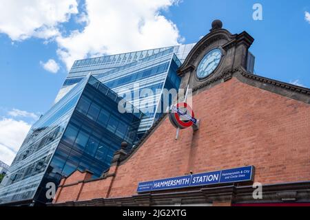 London - 2022. Juni: Eingang zur Hammersmith Station in West London, die den Circle und die Hammersmith & City Line bedient. Stockfoto