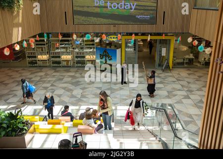 London - Juni 2022: Livat Hammersmith, ein Einkaufszentrum und Bürokomplex an der King Street im Westen Londons Stockfoto