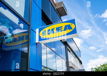 London - Juni 2022: IKEA-Store in Livat Hammersmith, der multinationalen schwedischen Einzelhandelsfiliale King Street im Westen Londons Stockfoto