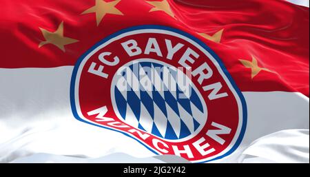 München, GER, Juni 2022: Stoffhintergrund mit der Bayern München Flagge winken. Bayern München ist ein deutscher Sportverein mit Sitz in München Stockfoto