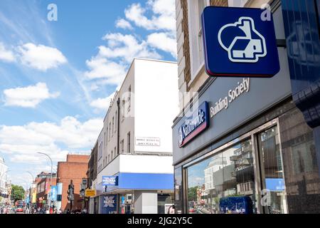 London - Juni 2022: Landesweite Niederlassung der Baugesellschaft in der King Street, Hammersmith Stockfoto