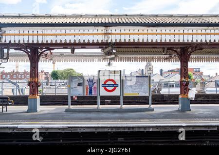 London - 2022. Juni: Schild der U-Bahn-Station Ravenscourt Park Hammersmith, West London Stockfoto