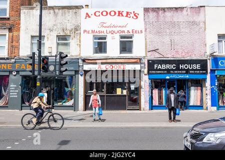 London - Juni 2022: Geschäfte und Menschen in der Goldhawk Road. Ein belebte Gegend in West Londion Stockfoto