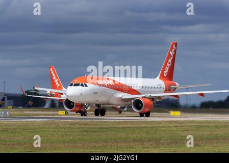 EasyJet Airline Airbus A320-214 REG G-EZTZ am Flughafen Manchester. Stockfoto