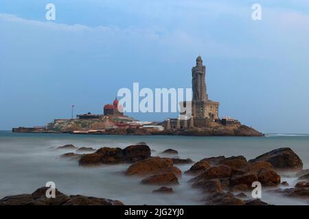 Kanyakumari, Tamil Nadu, Indien - Dezember 22 2020: Vivekananda Memorial Rock und Thiruvalluvar Statue am Abend auf blauem Himmel Hintergrund. Stockfoto