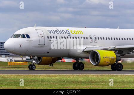 Vueling Airlines Airbus A320-214 REG EC-KLB am Flughafen Manchester. Stockfoto