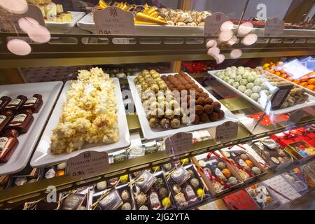 Schokoladenbonbons und Bonbons zum Verkauf im Cafe Maiasmokk, Altstadt von Tallinn, Estland Stockfoto