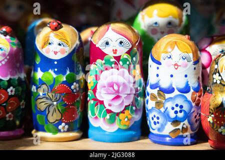 Traditionelle russische Puppen - bunte hölzerne nisten russische Puppen zum Verkauf in Tallinn Indoor Market, Tallinn, Estland Europa Stockfoto