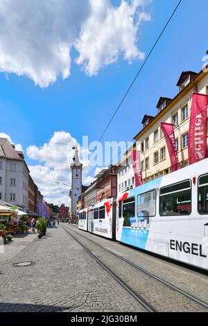 Würzburg, Deutschland - Juni 2022: Seilbahn, die durch den Baumkastel der Domstraße in der Altstadt fährt Stockfoto