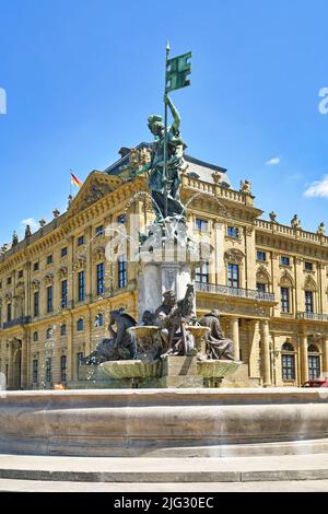 Würzburg, Deutschland - Juli 2022: Monumentaler Brunnen mit dem Namen 'Frankoniabrunnen' vor dem Schloss 'Würzburger Residenz' Stockfoto