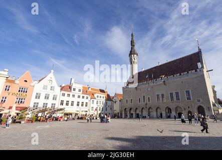 Tallinn Estonia Town Hall, ein mittelalterliches Gebäude mit gotischer Architektur aus dem 14.. Jahrhundert auf dem Altstädter Ring von Tallinn, in der Sommersonne, Tallinn Estonia Europe Stockfoto