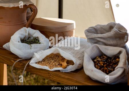 Säcke mit Samen und Gewürzen in einem Holzregal gelagert Stockfoto