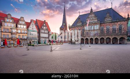 Bremen, Deutschland. Stadtbild der Hansestadt Bremen, Deutschland mit historischem Marktplatz und Rathaus bei Sonnenaufgang im Sommer. Stockfoto