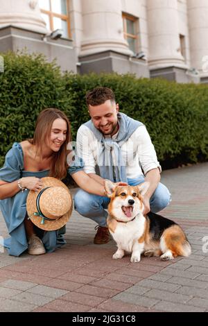 Junges Paar streicheln einen Hund in der Stadt Stockfoto